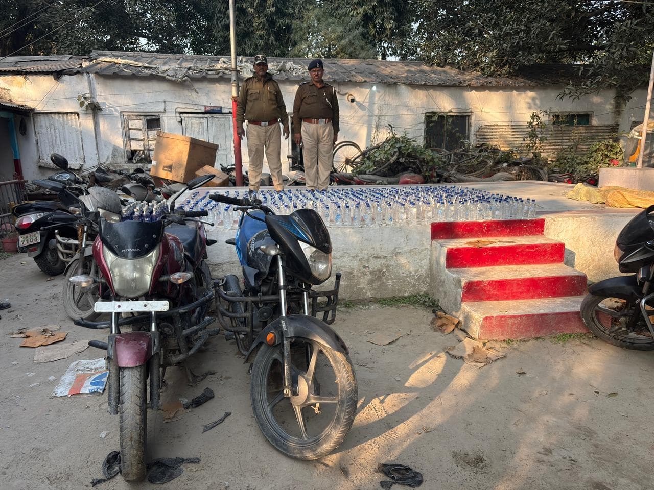 720 बोतल शराब बरामद, बाइक छोड़ फरार हुआ तस्कर