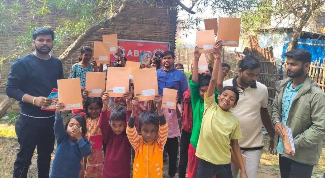 अभाविप ने किया कापी का वितरण