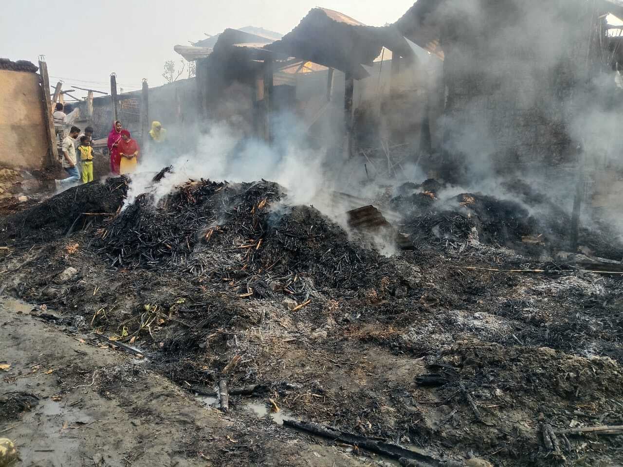 आग से डेढ़ दर्जन घर जले, 10 लाख की क्षति