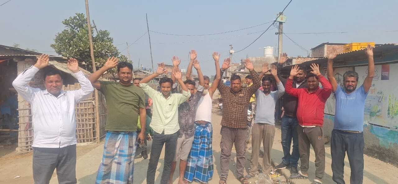 सड़क निर्माण में अनियमितता को लेकर प्रदर्शन