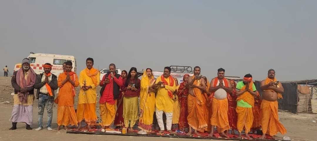 गंगा समग्र के स्वयंसेवकों ने काढ़ागोला गंगा घाट पर स्वच्छता के साथ गंगा आरती का किया आयोजन