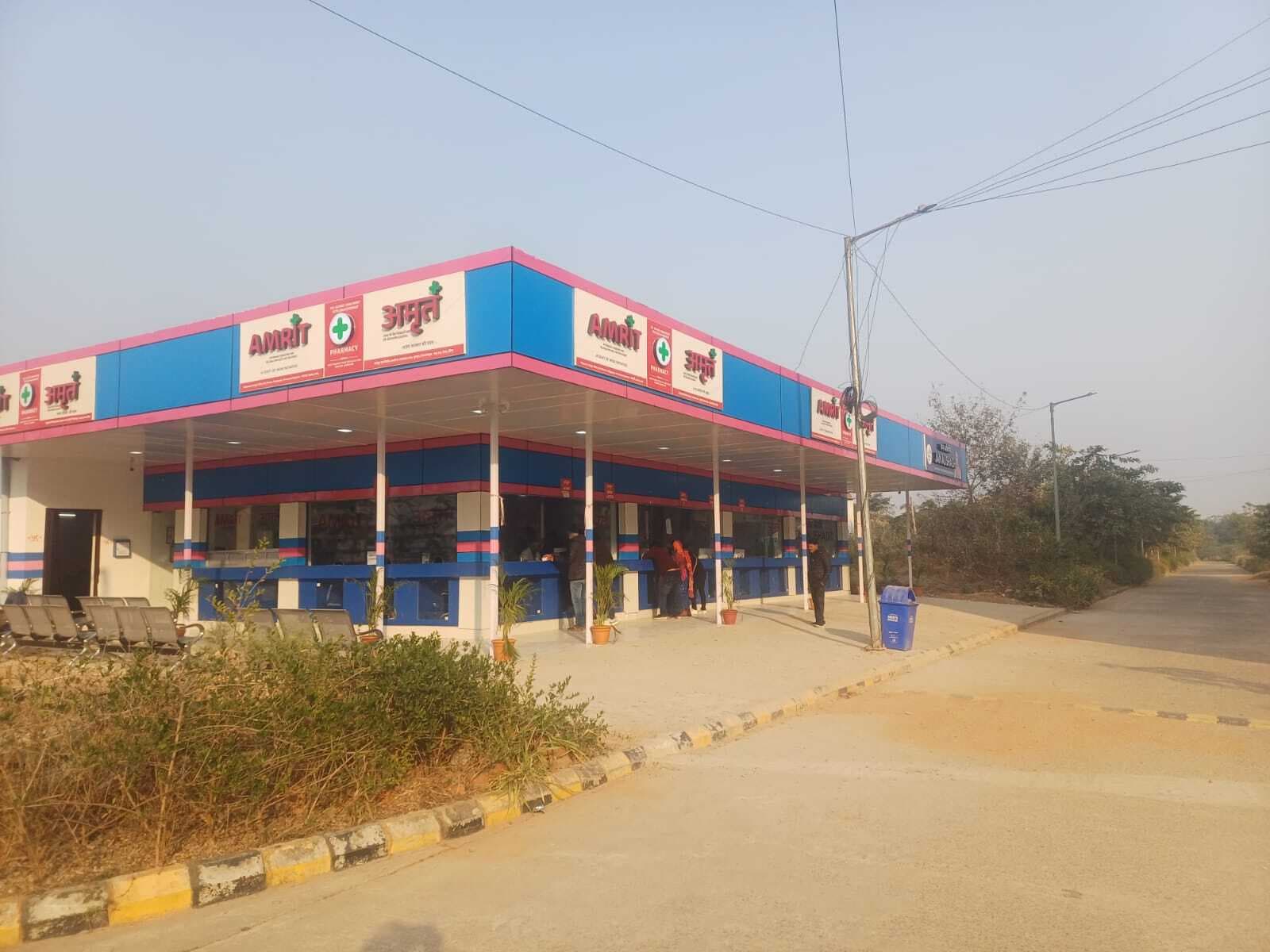 Deoghar News : अमृत फार्मेसी का नया स्टोर दूसरे बिल्डिंग में शिफ्ट, काउंटर की संख्या बढ़ी