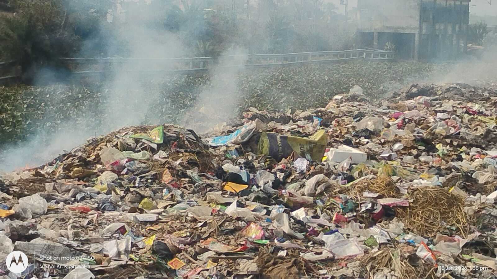 आठ साल बाद भी बरहरवा नपं में कचरे के निस्तारण की जगह तय नहीं, सड़क किनारे डंप कूड़े की सड़ांध से लोगों को जीना दूभर