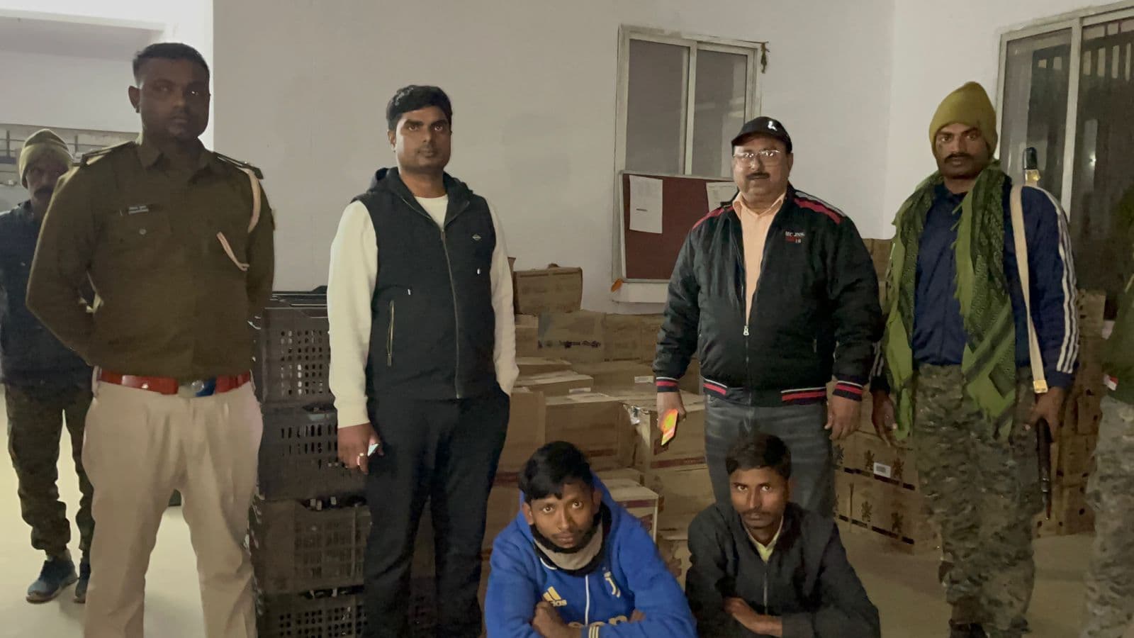 डाक पार्सल लिखे वाहन से 1861 लीटर विदेशी शराब बरामद