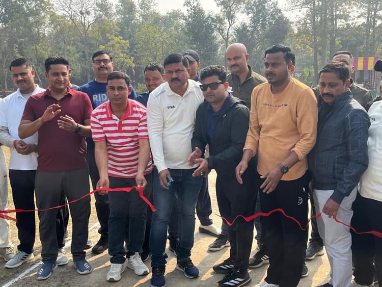 पुलिस और पत्रकारों के बीच फ्रेंडली मैच में पुलिस टीम मारी बाजी