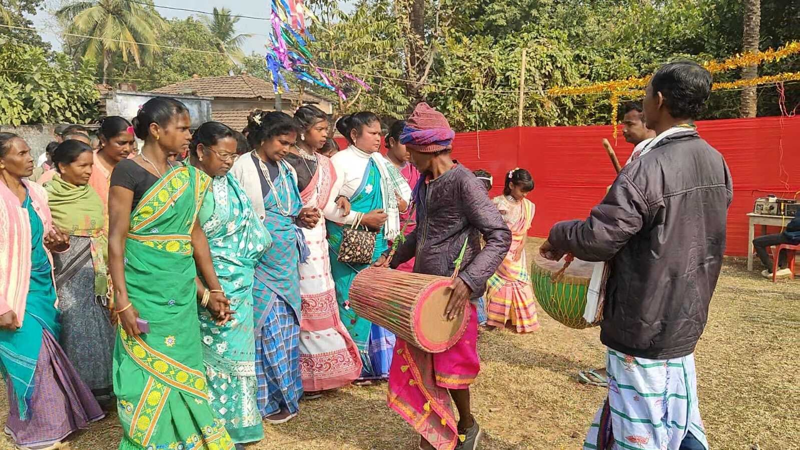 आदिवासी संस्कृति, प्रकृति प्रेम और एकजुटता का दिया गया संदेश