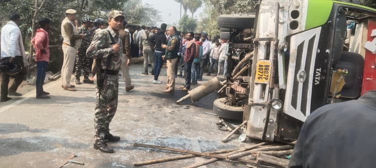 Samastipur News:बस की चपेट में आने बाइक सवार जख्मी, सड़क जाम, तोड़फोड़