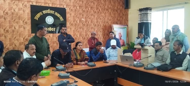 Giridih News :बगोदर के डीलरों के बीच मशीन का वितरण