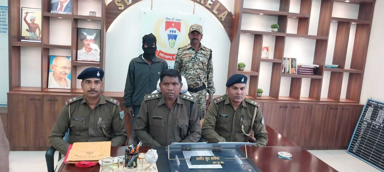 Seraikela Kharsawan News : शर्माबस्ती में फायरिंग करने का आरोपी गिरफ्तार, दूसरे की तलाश कर रही पुलिस