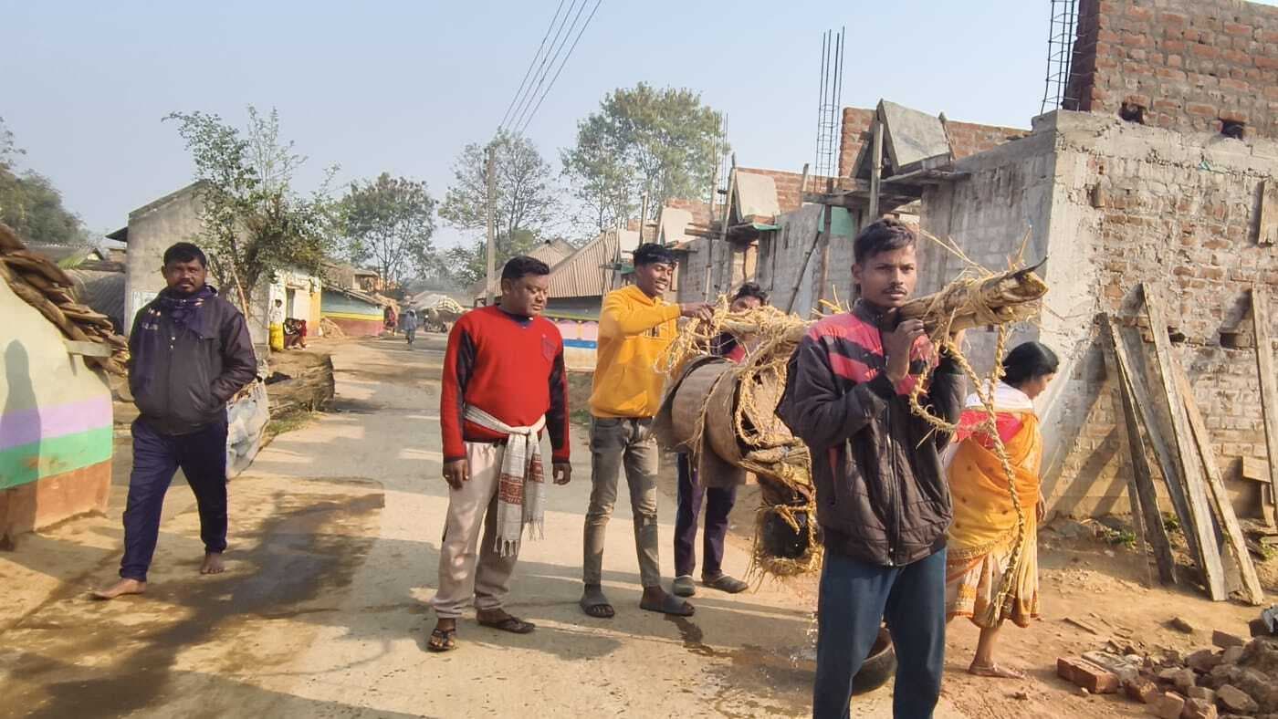 East Singhbhum News : नकारात्मक ऊर्जा को भगाने के लिए बेकार सामान को गांव से बाहर फेंका