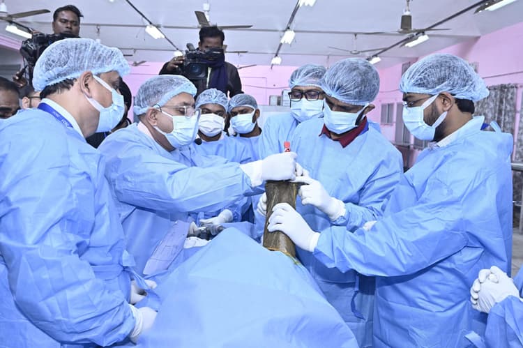 Dhanbad News: नी-रिप्लेसमेंट की आधुनिक पद्धतियों पर विशेषज्ञों ने किया मंथन