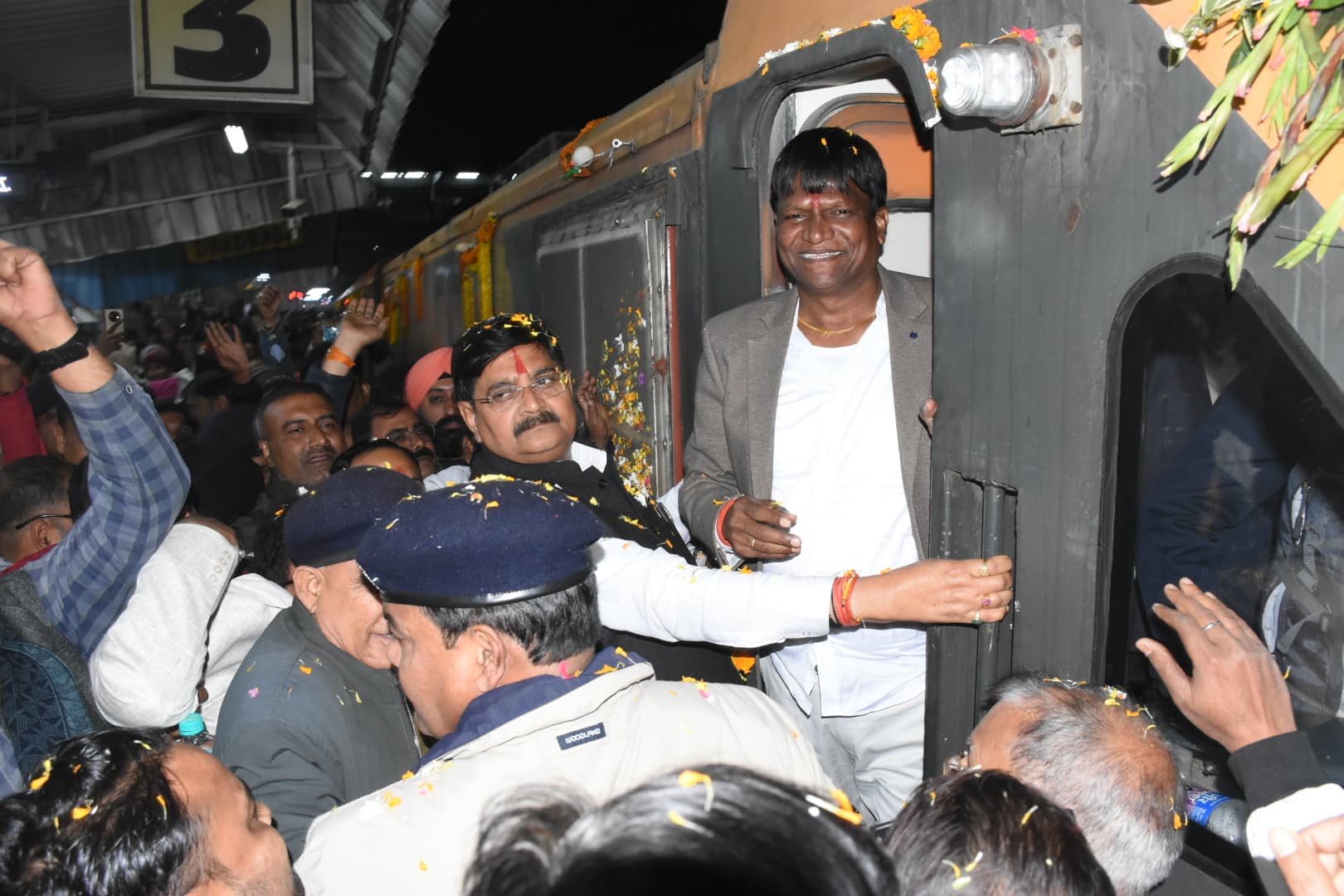 Dhanbad News: सांसद, विधायक ने हरी झंडा दिखा अमृत भारत एक्सप्रेस को किया रवाना