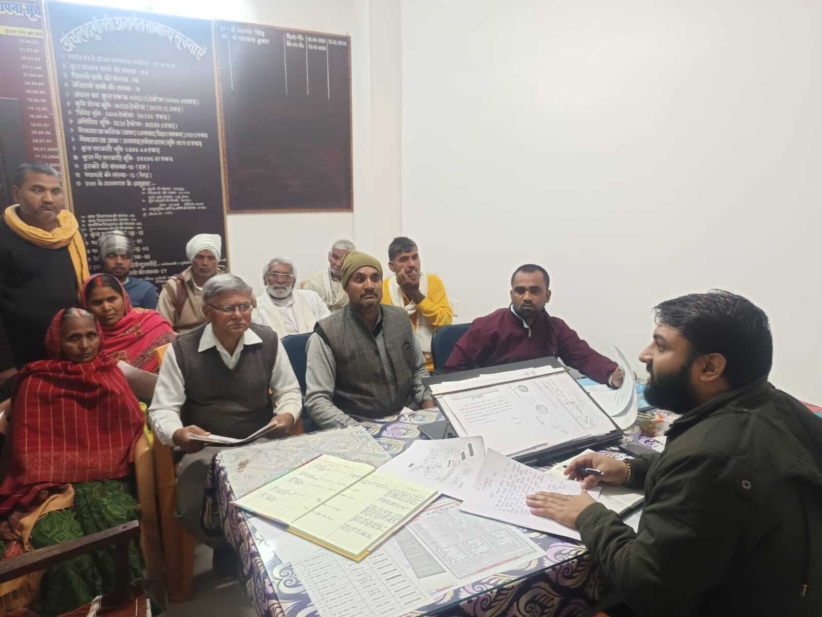 जनसुनवाई के पहले दिन अंचल कार्यालय पहुंचे फरियादी