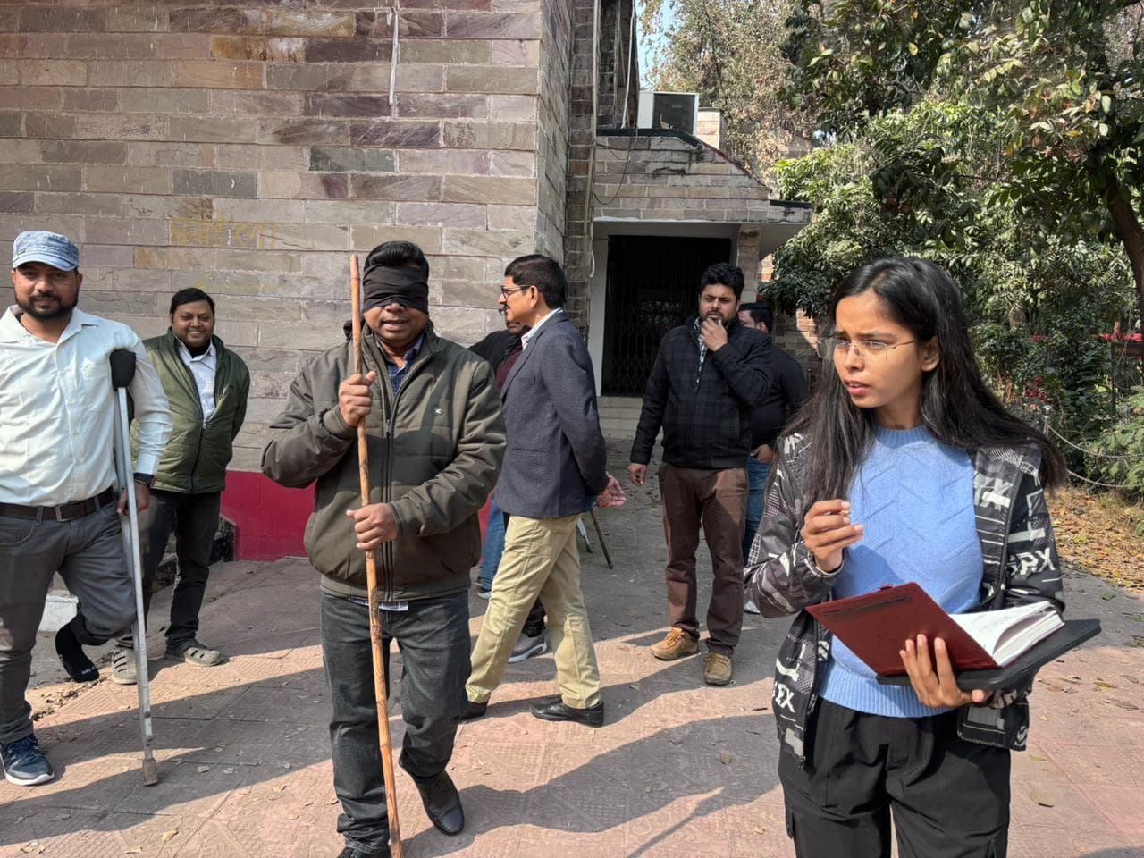 अनुभवात्मक गतिविधियों से कर्मियों ने महसूस की दिव्यांगजनों की चुनौतियां