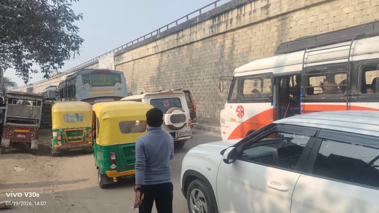 चांदनी चौक पर लगा जाम, लोग रहे परेशान