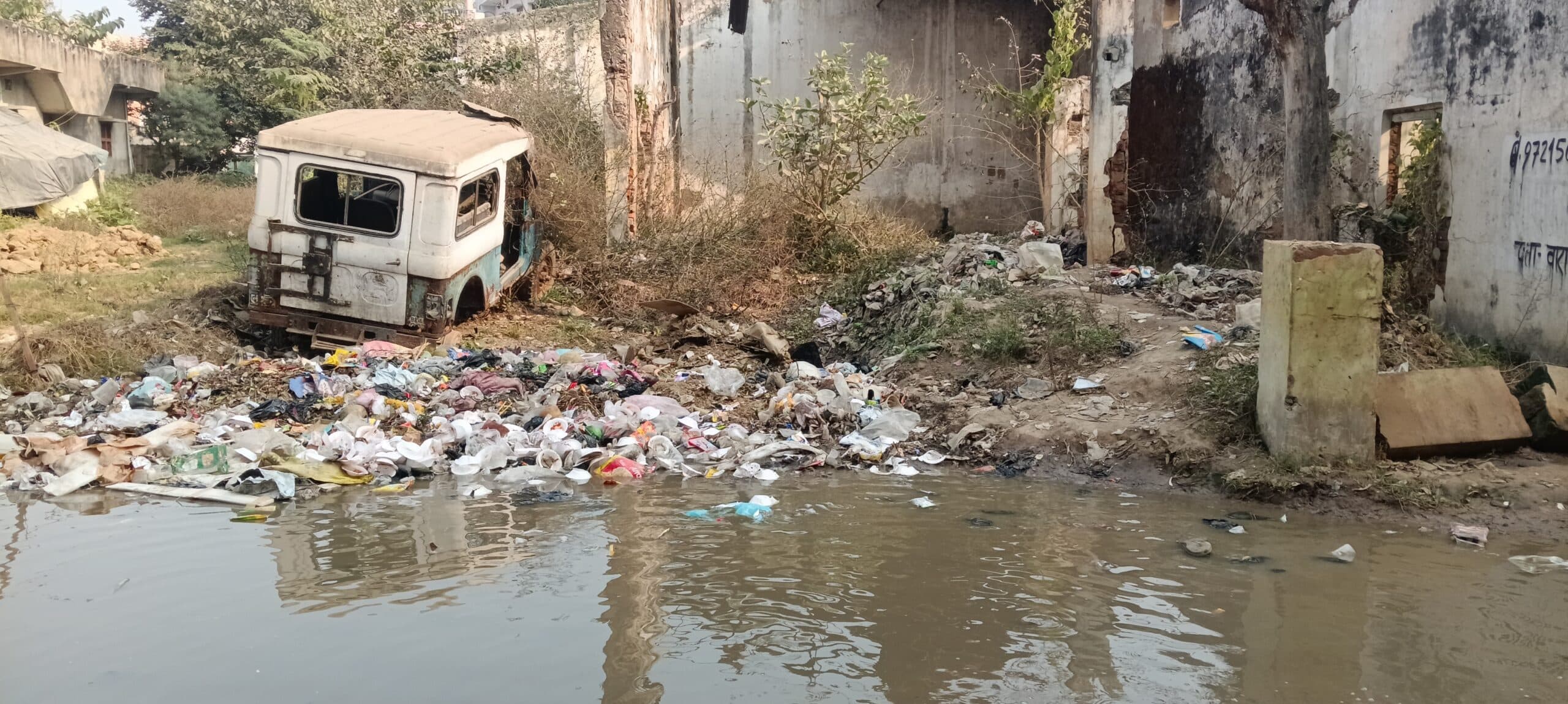 स्टेडियम व पुलिस लाइन मार्ग पर गंदगी का राज