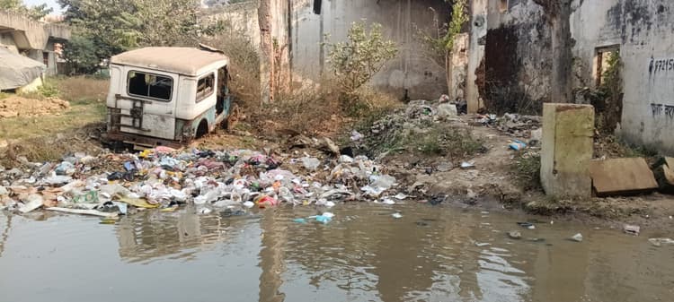 स्टेडियम व पुलिस लाइन मार्ग पर गंदगी का राज