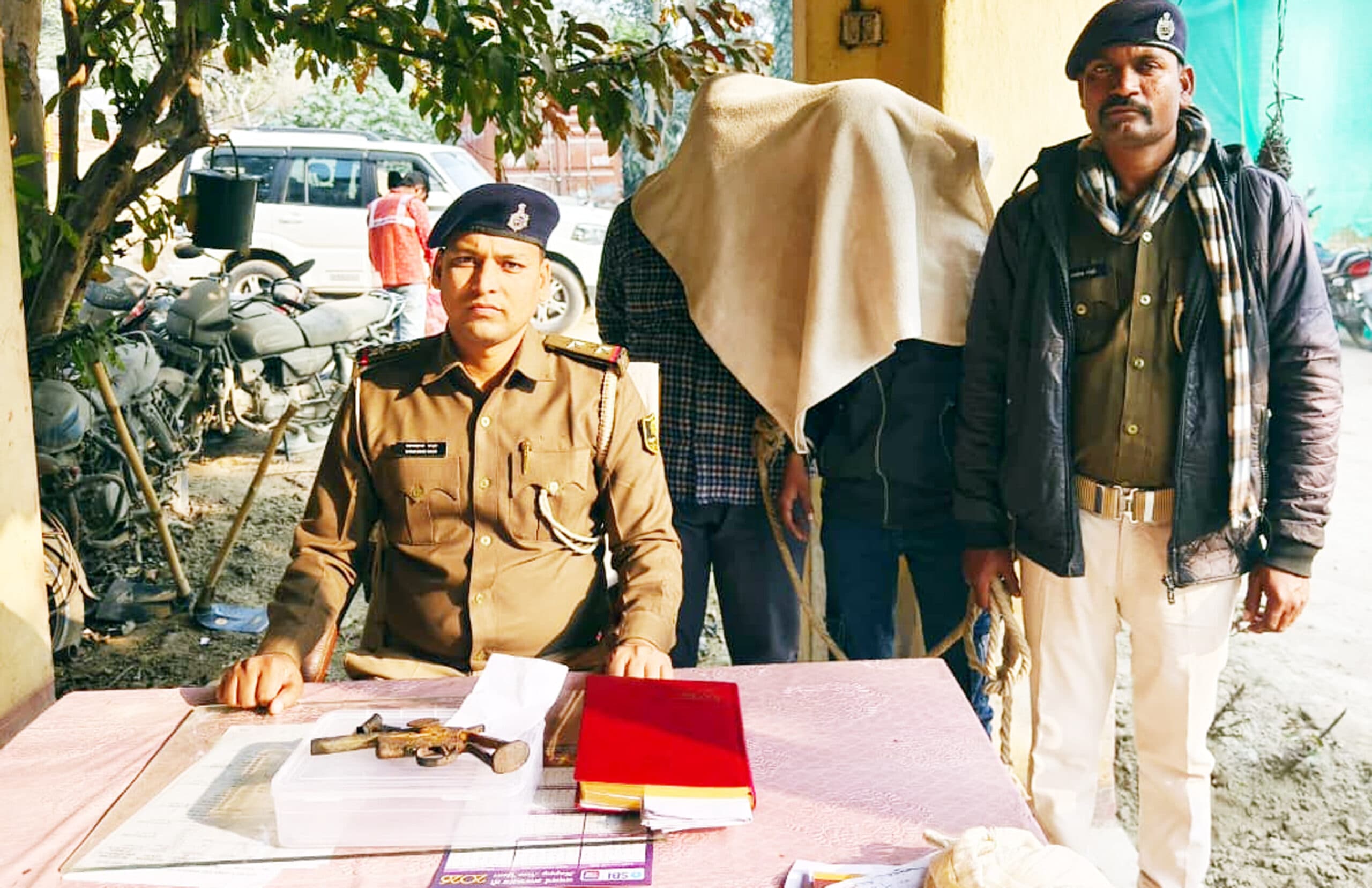 धू-धू कर हाइवे पर जली बाइक, देसी कट्टा बरामद, दो गिरफ्तार
