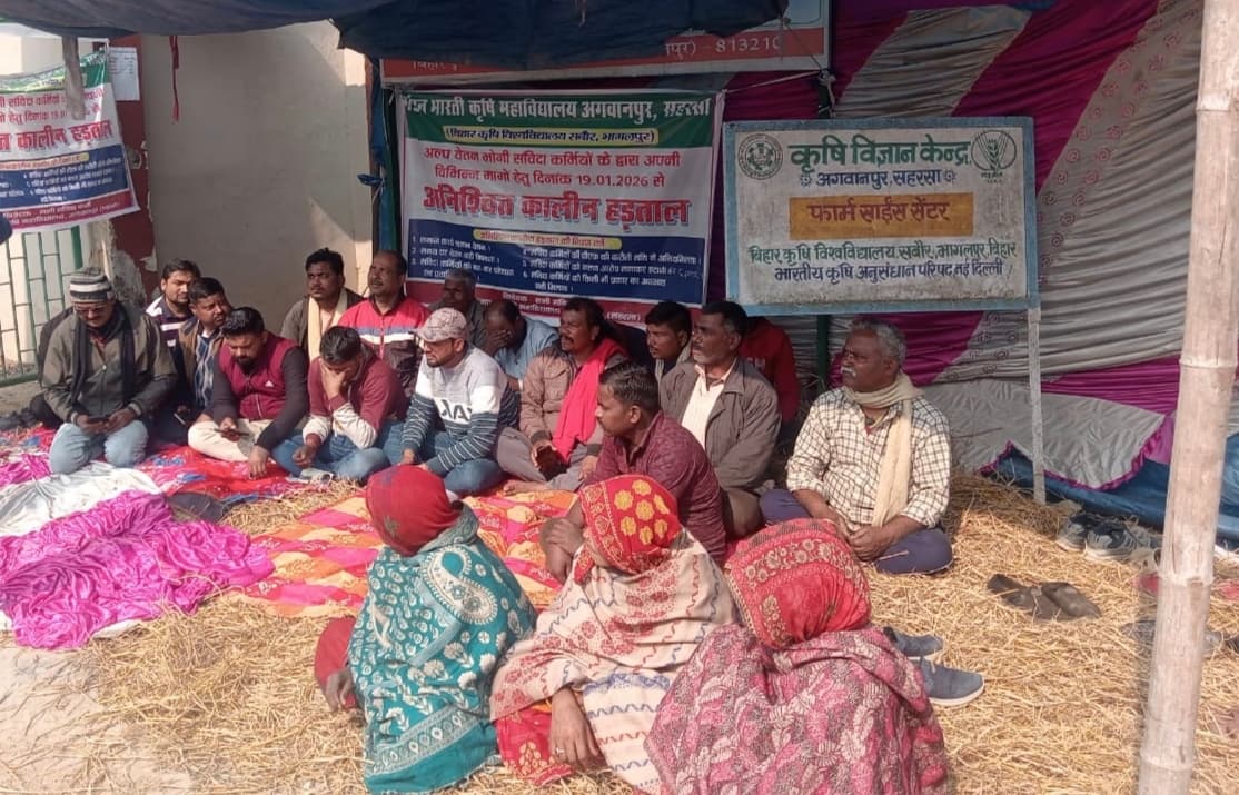 छह माह से नहीं मिला वेतन, संविदा कर्मियों ने किया हड़ताल