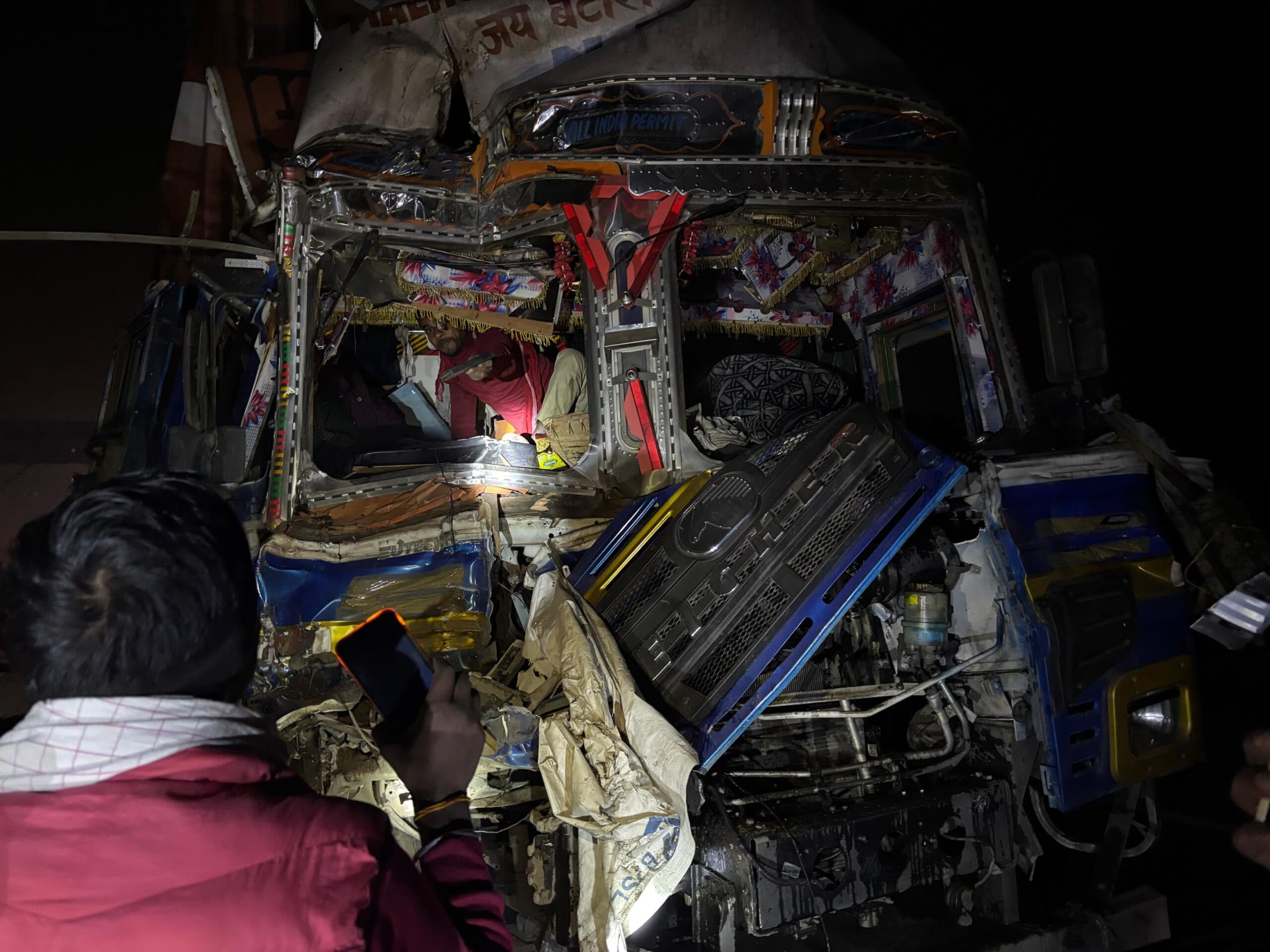 अनियंत्रित ट्रक सड़क किनारे खड़े ट्रक से टकराया, चालक की मौत