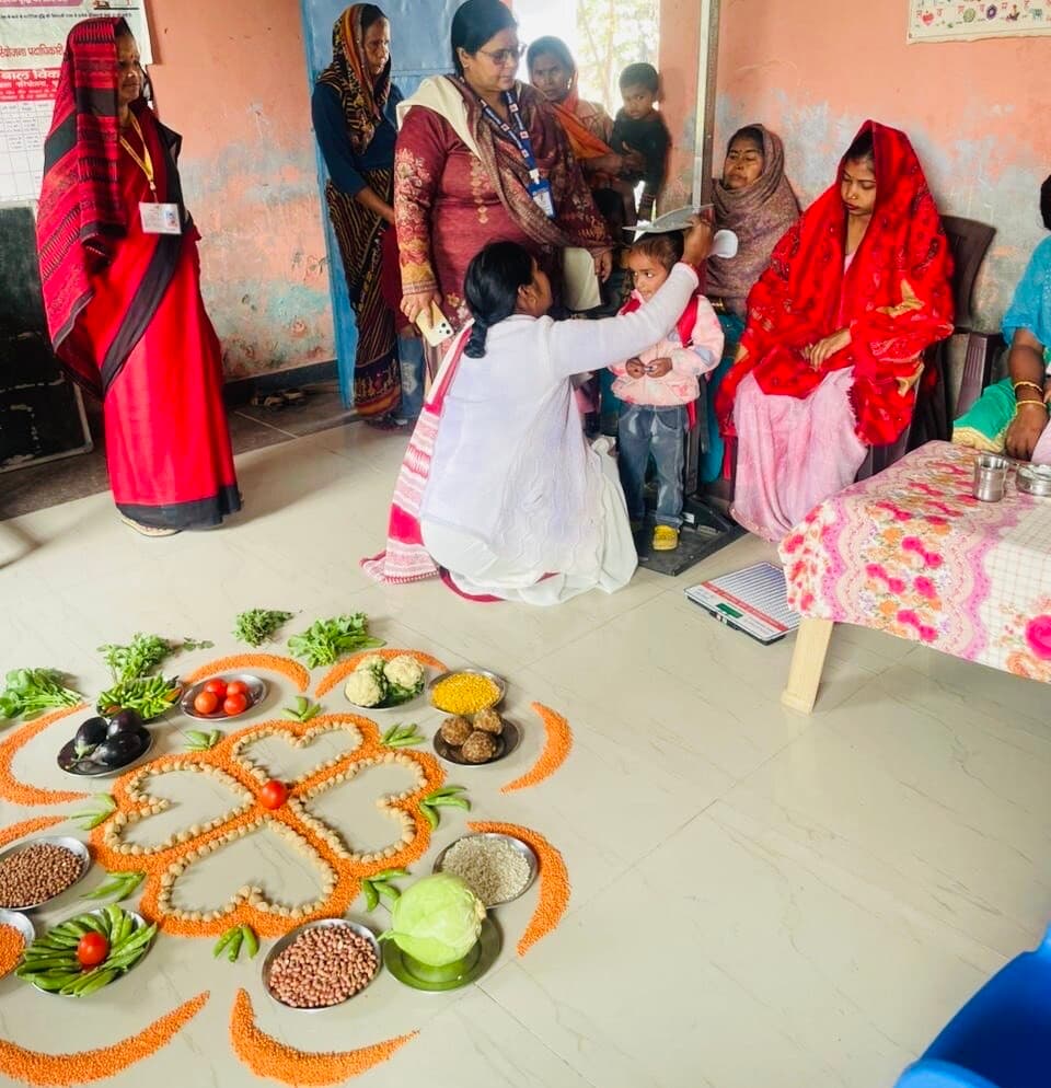 छह माह पूरा करने वाले बच्चों को दिया गया ऊपरी आहार, माताओं को दी गयी पोषण की जानकारी