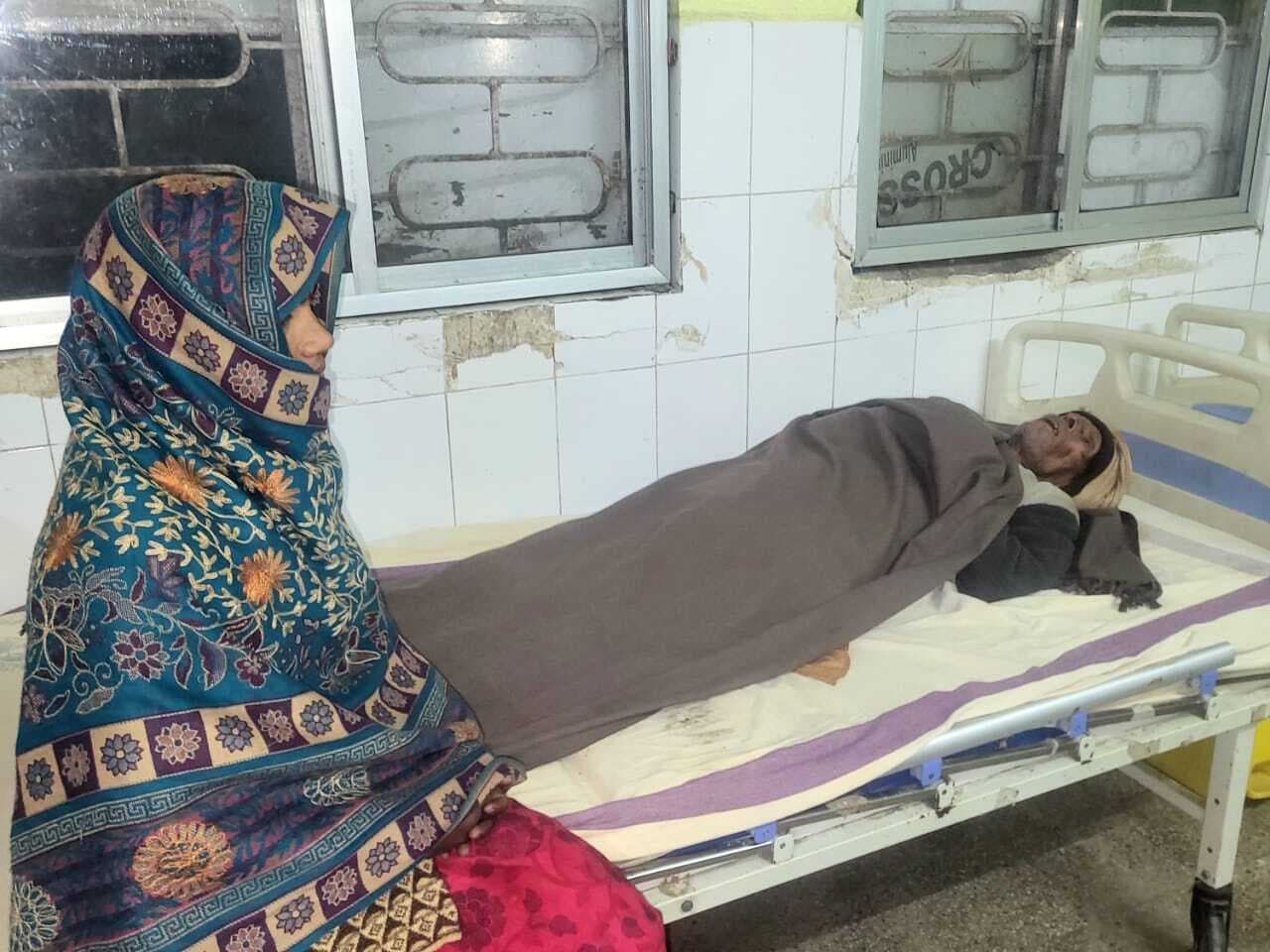 शराब की मुखबिरी के शक में घर में घुसकर महिला व ससुर की जमकर पिटाई