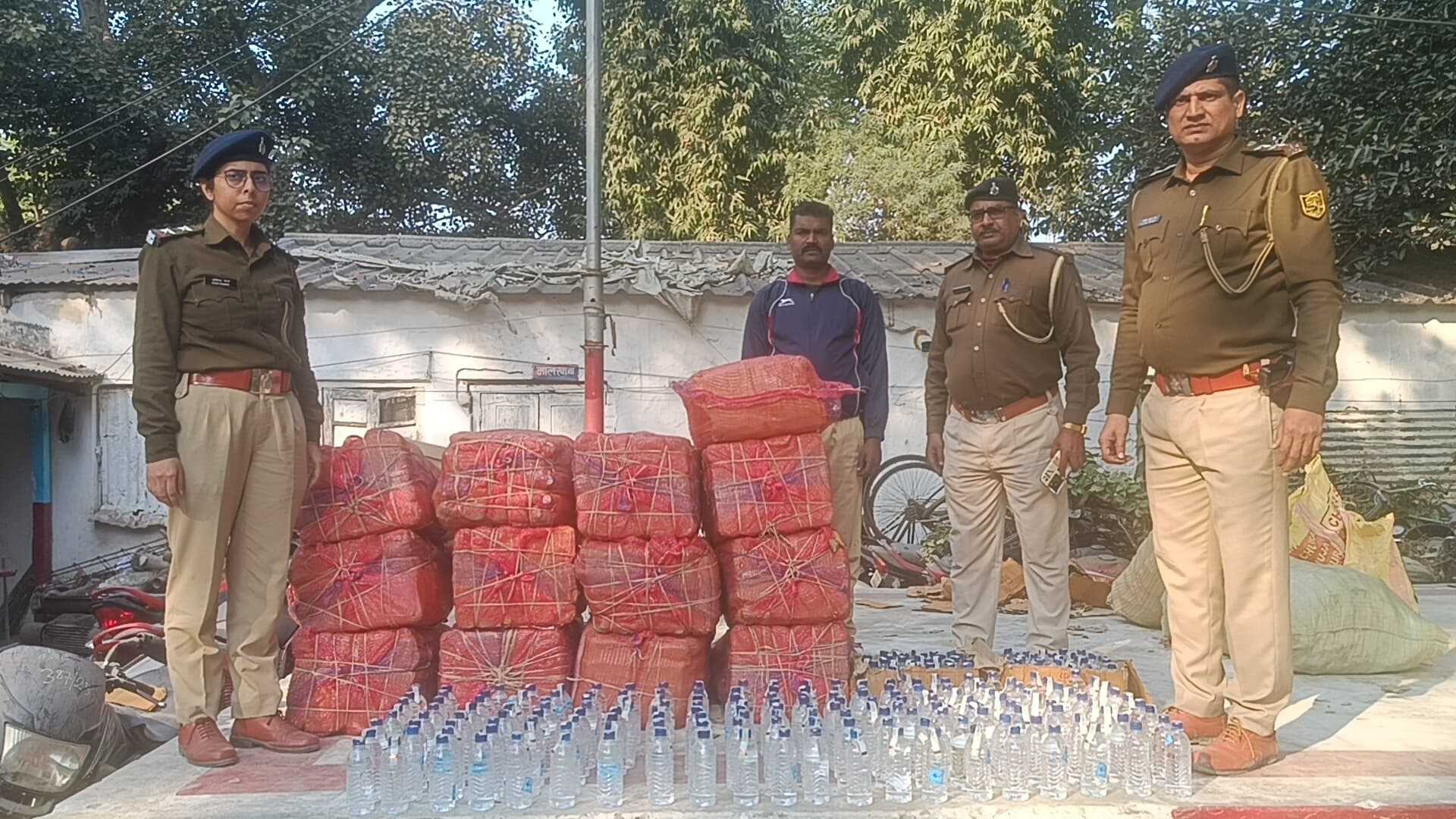 रबी फसल की खेत से 1800 बोतल शराब बरामद, तस्कर फरार