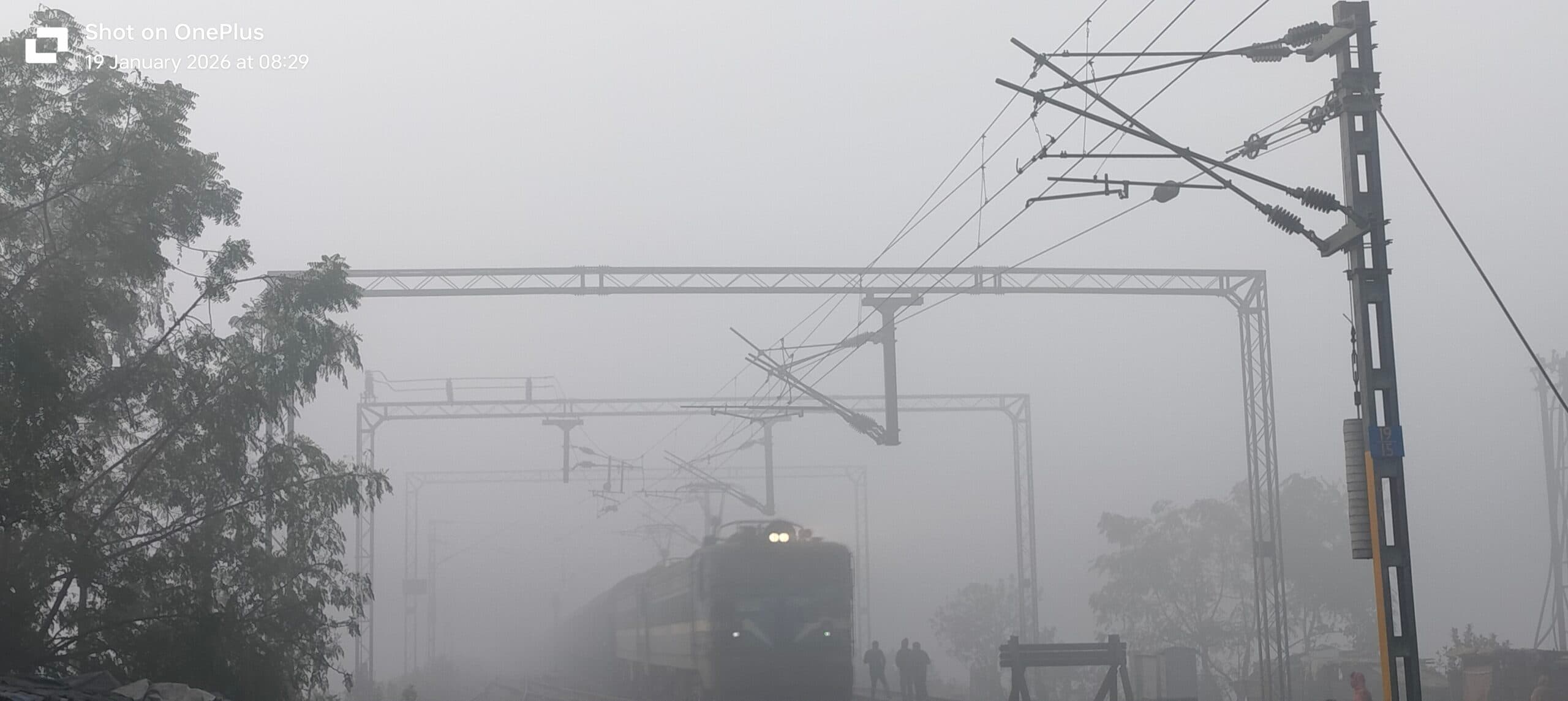 घने कोहरे में रेंगती रही रेल यातायात, यात्रियों की बढ़ी परेशानी