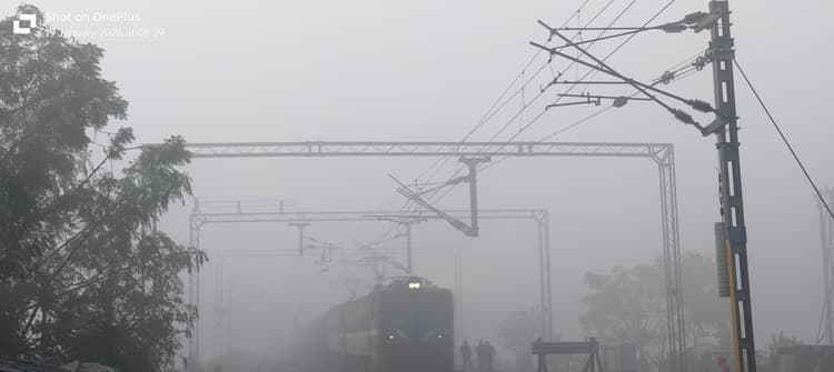 घने कोहरे में रेंगती रही रेल यातायात, यात्रियों की बढ़ी परेशानी