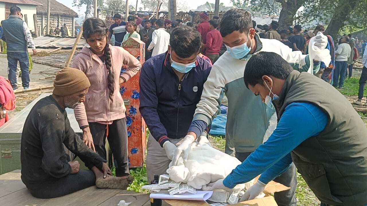 खुले आसमान के नीचे जीने को मजबूर हैं अग्निपीड़ित