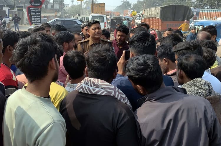 ट्रक की चपेट में आने से बुजुर्ग की मौत, सड़क जाम