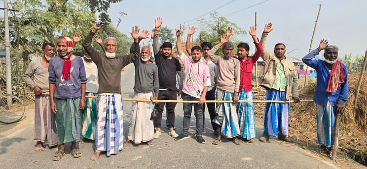 दनिहां में लीकेज से परेशान लोगों ने किया प्रदर्शन