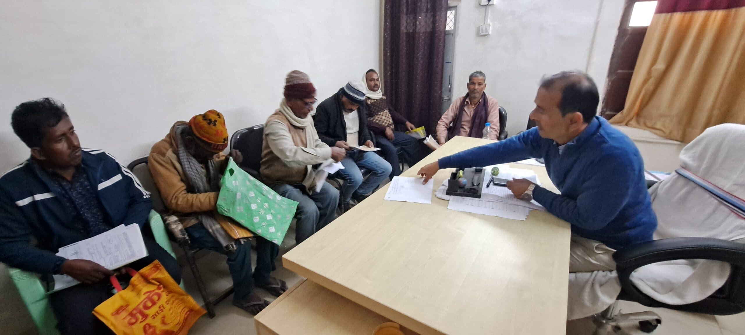 जनता दरबार में फरियादियो ने लगाई गुहार, चुन्नी निवासी अमृता ने कहा हुजूर पंचायत सचिव नहीं बना रहे हैं बच्चे का जन्म प्रमाणपत्र