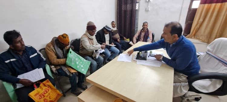 जनता दरबार में फरियादियो ने लगाई गुहार, चुन्नी निवासी अमृता ने कहा हुजूर पंचायत सचिव नहीं बना रहे हैं बच्चे का जन्म प्रमाणपत्र