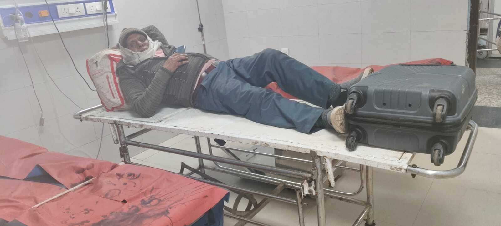 विभूति एक्सप्रेस ट्रेन में चढ़ने के दौरान गिरने से एक यात्री जख्मी