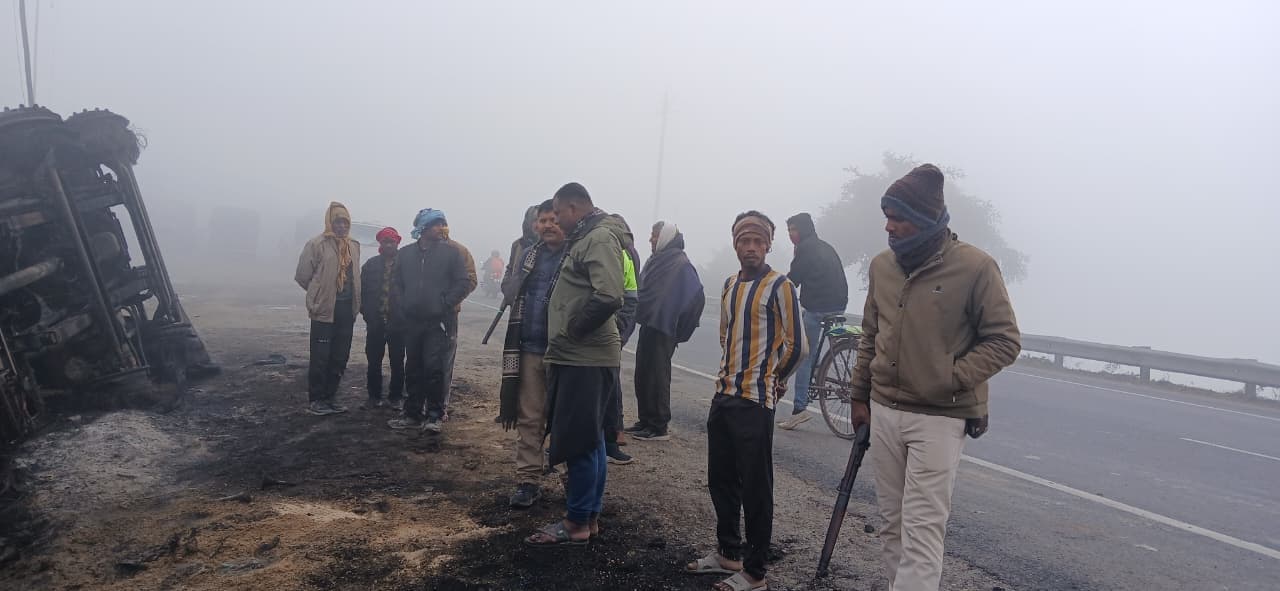 एनएच पर ट्रक में अचानक लगी आग, हुआ राख