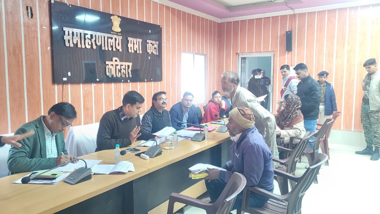 अमलोगों की समस्याओं से रूबरू हुए जिलाधिकारी