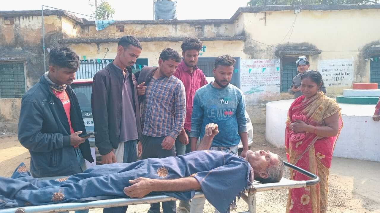 सड़क पार कर रहे बुजुर्ग को जुगाड़ गाड़ी ने मारी ठोकर, घायल