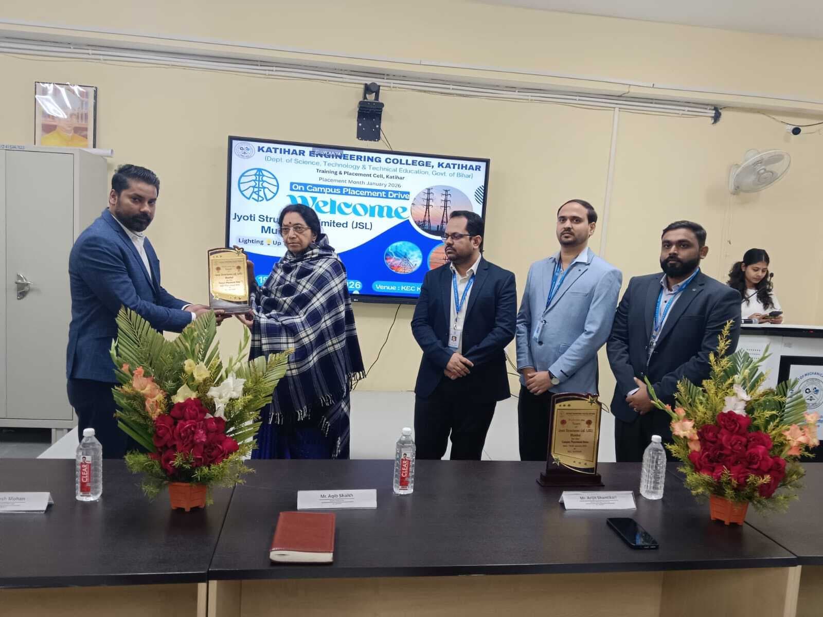 केईसी में दो दिवसीय कैंपस चयन को छात्रों की भीड़