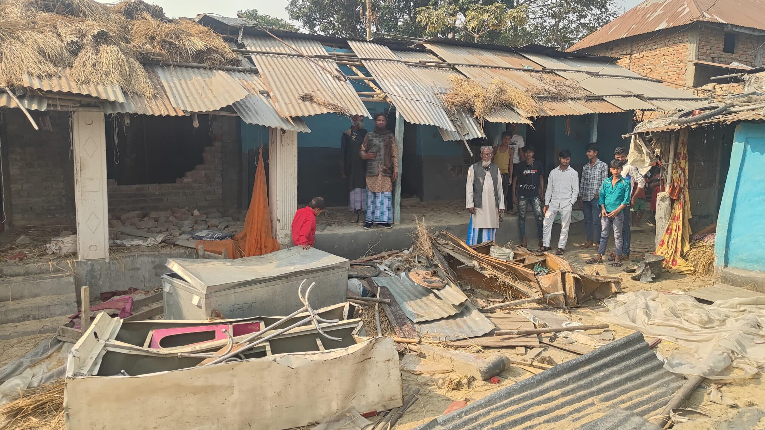 पुत्री की मौत से आहत परिजनों ने दामाद के घर की तोड़फोड़