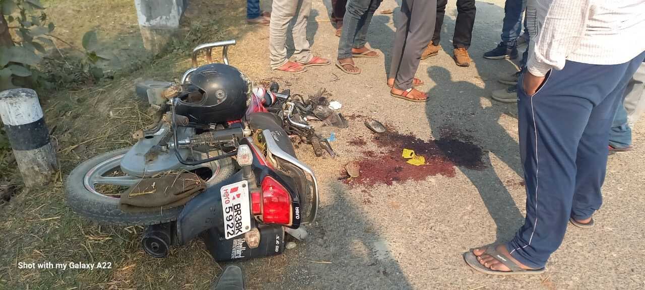 हाइवा की टक्कर से बाइक सवार युवक की मौत, आक्रोशित ग्रामीणों ने किया रोड जाम