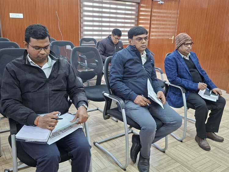 लघु सिंचाई की योजनाओं के क्रियान्वयन में लायें तेजी : डीसी