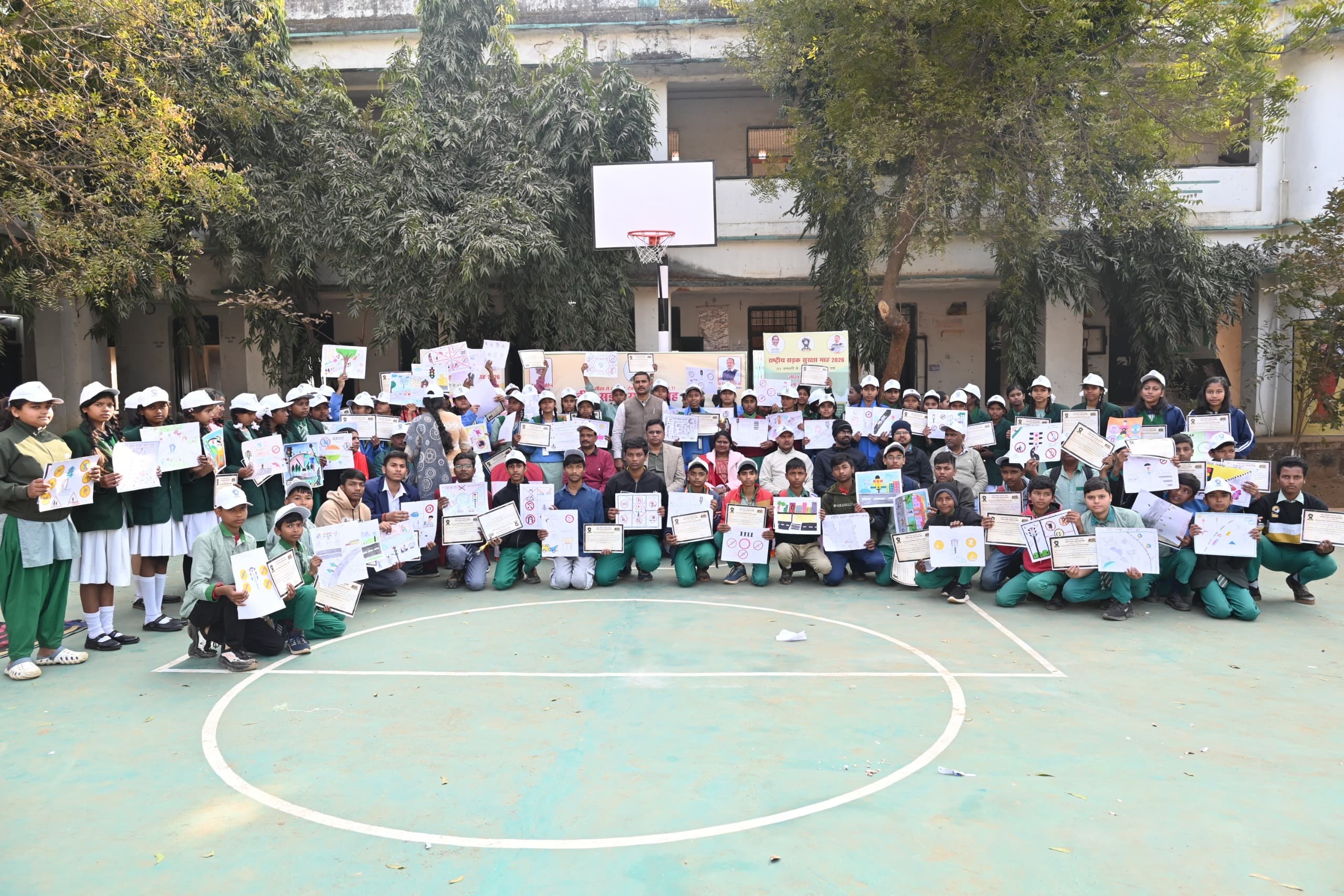 Deoghar News : सावधानी की पाठशाला में बच्चों ने पेंटिंग से दिया सड़क सुरक्षा का संदेश