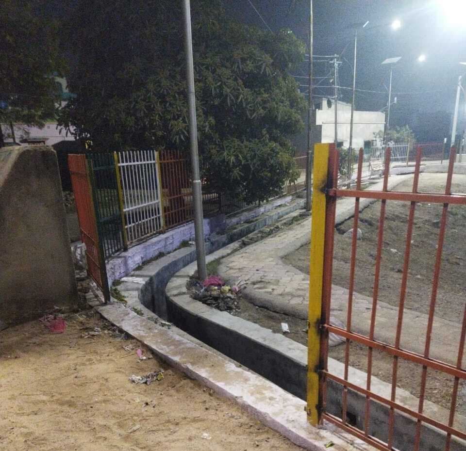 मिहिजाम : बदमाशों ने भंडारी तालाब के लोहे की रेलिंग को पहुंचाया नुकसान