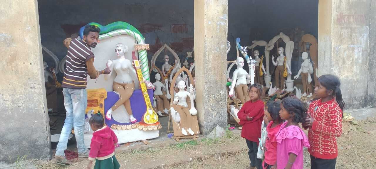 नाला : विभिन्न गांवों में मां सरस्वती पूजा की तैयारी जोरों पर