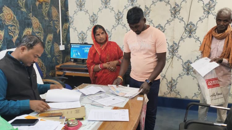 अंचलाधिकारी ने सुनीं समस्याएं, 10 में से 6 मामलों का मौके पर निष्पादन