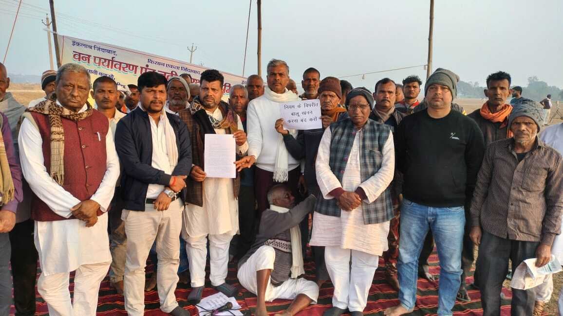 मौरा बालू घाट पर मानक के विपरीत खनन के विरोध में किसानों का धरना