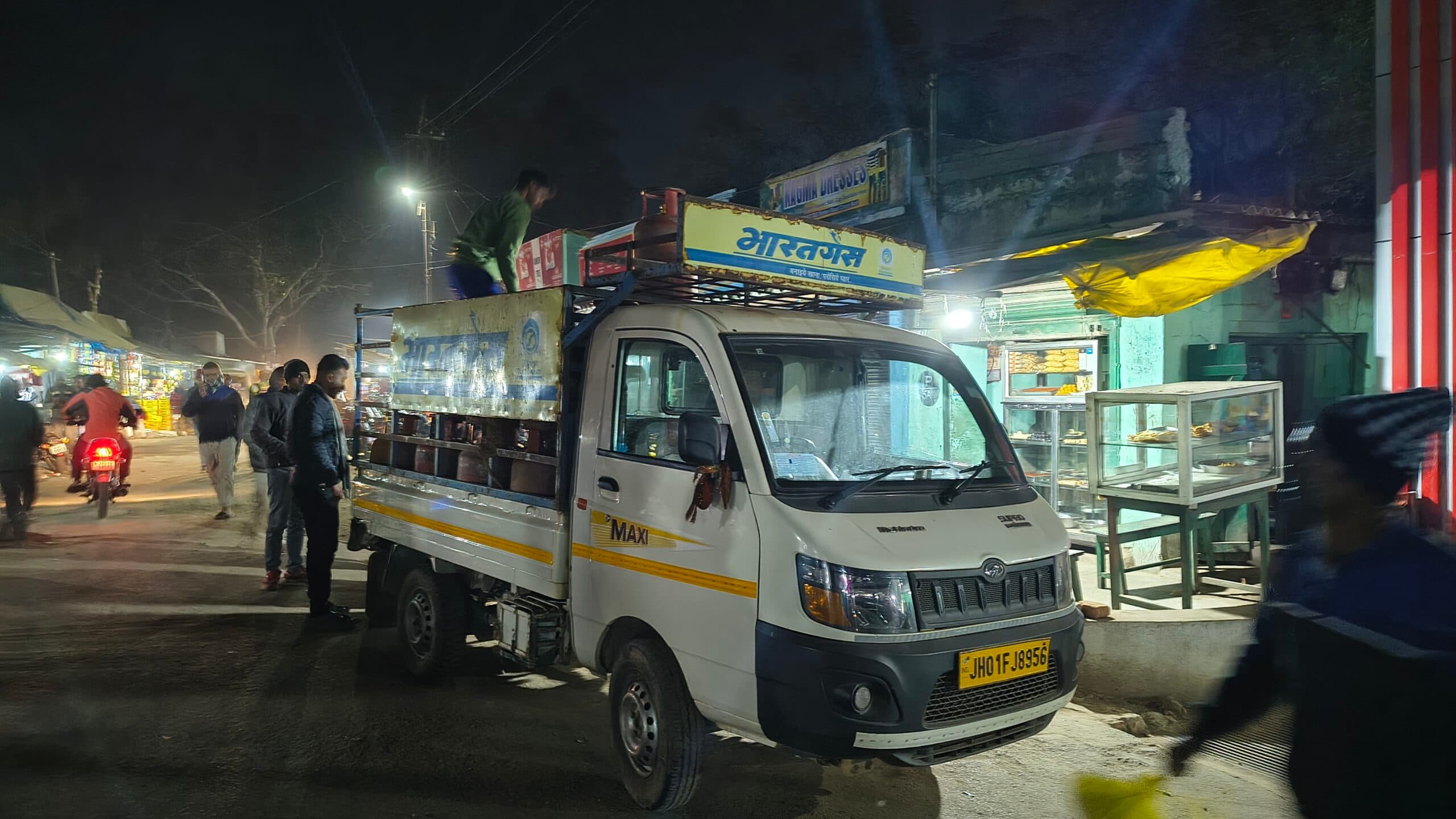 सिल्ली में रसोई गैस की किल्लत, ज्यादा कीमत दे कर बाहर से सिलिंडर ले रहे लोग