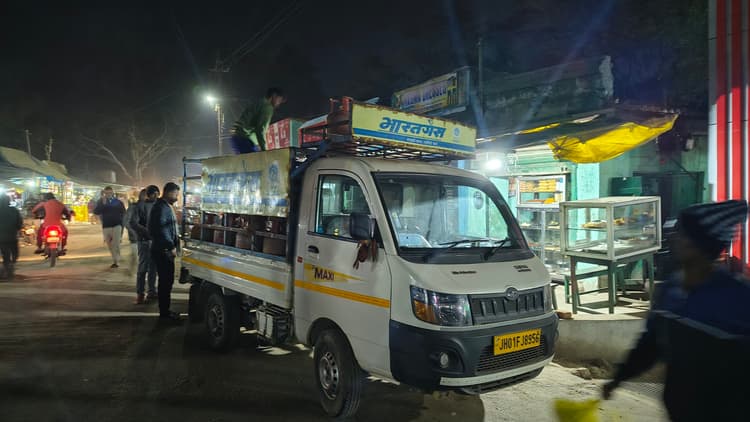 सिल्ली में रसोई गैस की किल्लत, ज्यादा कीमत दे कर बाहर से सिलिंडर ले रहे लोग