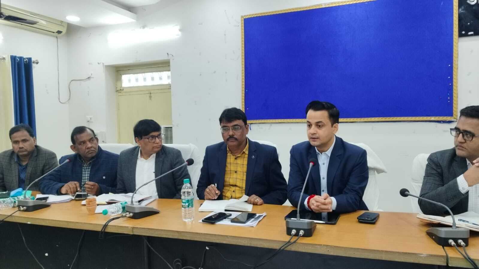 साप्ताहिक समीक्षा बैठक मे अधिकारियों की अनुपस्थिति पर कार्रवाई